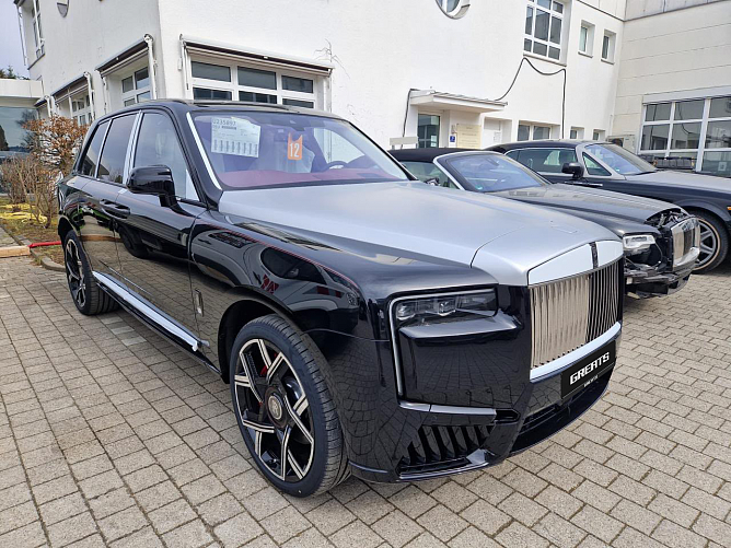 Rolls-Royce Cullinan Black Badge FL 6.75 (600 л.с.) Черный/серебристый капот, 2026