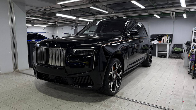 Rolls-Royce Cullinan Black Badge FL 6.75 (600 л.с.) Черный, 2026