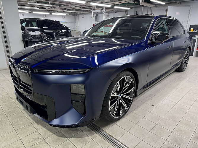 BMW 740i 3.0 (380 л.с.) Синий матовый/синий глянцевый, 2026